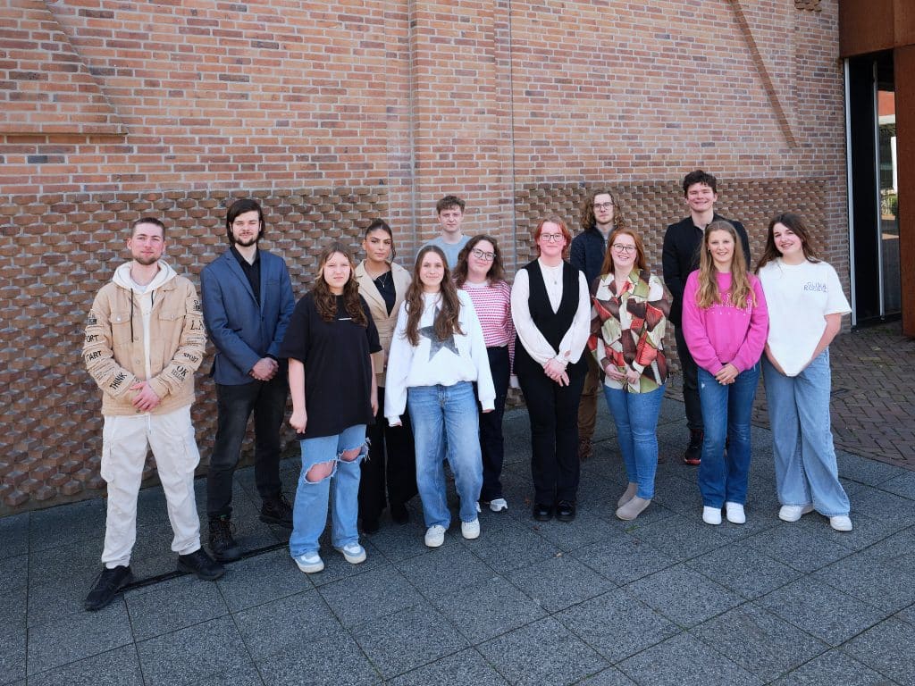 Alle leden op een rij voor het gemeentehuis 